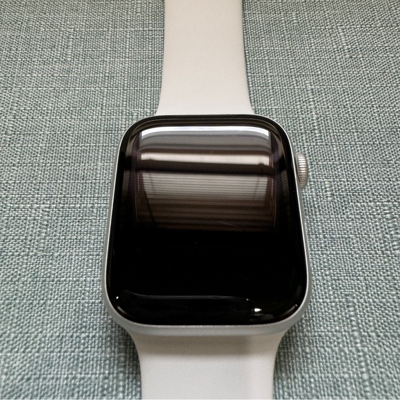 Series 4 (GPS) Apple Watch 44mm Silver - Picture 3 of 9